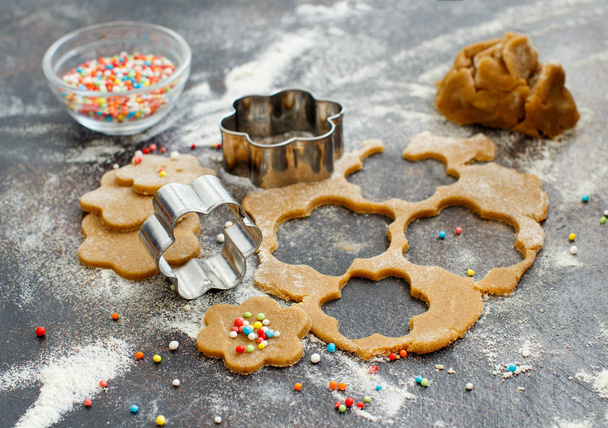 Cocinar galletas con cortadores de galletas
  - Foto, imagen