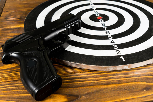 Pistolet à air comprimé et cible sur la table
 - Photo, image