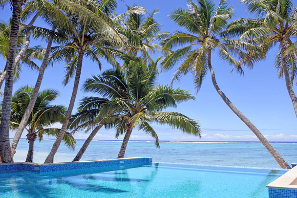 Schwimmbad in einem tropischen Resort an einem strahlend klaren Tag - Foto, Bild
