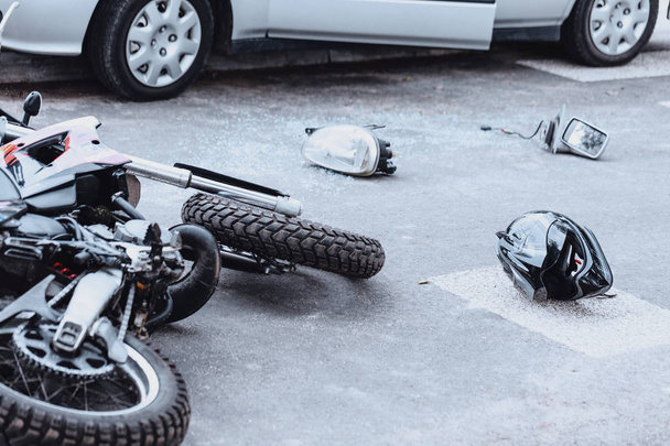 Helmet and motorcycle - Foto, imagen