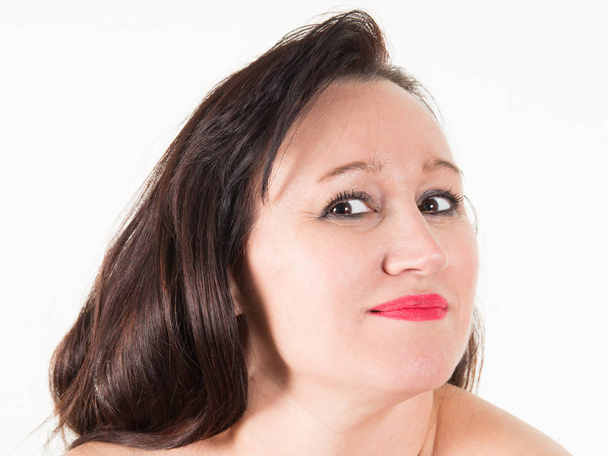 Портрет сексуальної зрілої жінки, яка посміхається на камеру з оголеними плечима на ізольованій студії
 - Фото, зображення