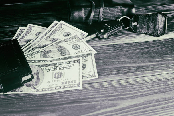 Pieniądze i klucze od samochodu na stole - Zdjęcie, obraz