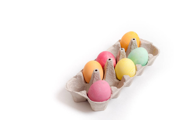 Huevos de Pascua pintados en bandeja de cartón aislados en blanco
 - Foto, imagen