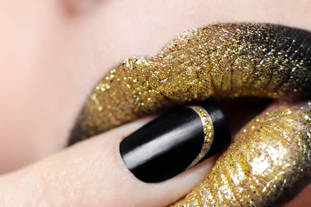 Bright shiny Golden lip makeup and close-up nail designs on girl. - Fotoğraf, Görsel