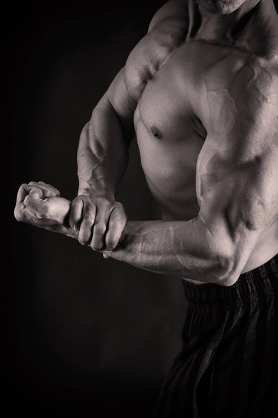 Muscular athletic bodybuilder fitness model - Photo, image