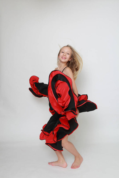 Imagen de estudio de la bailarina de flamenco está saltando / Bailarina en movimiento
 - Foto, Imagen