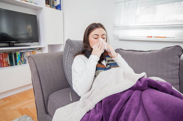 Młoda kobieta chory w domu - Zdjęcie, obraz