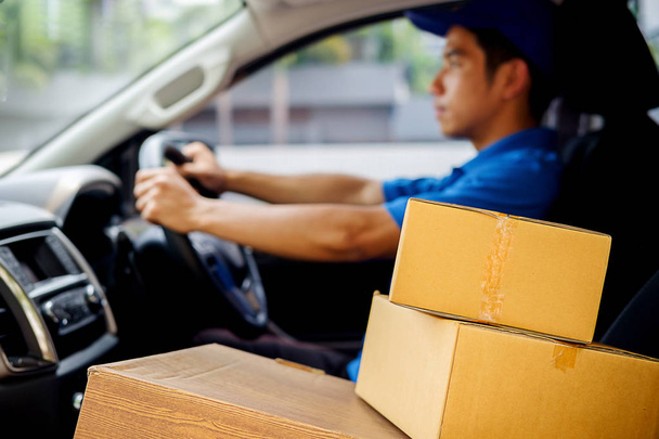 Motorista de entrega van de condução com parcelas no assento fora warehou
 - Foto, Imagem