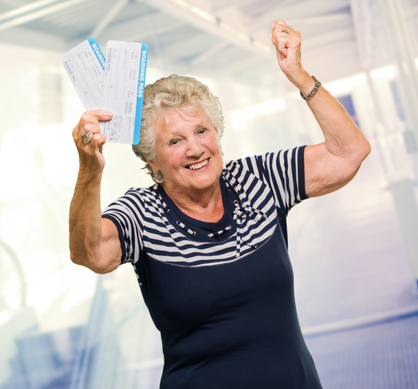 Happy Senior Woman tilalla lennolle Pass
 - Valokuva, kuva