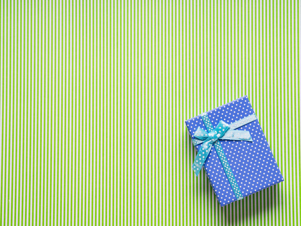 Blue gift box on green background - Fotoğraf, Görsel