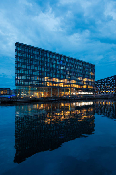 Modern commercial buildings beside the canals, Copenaghen - Fotografie, Obrázek