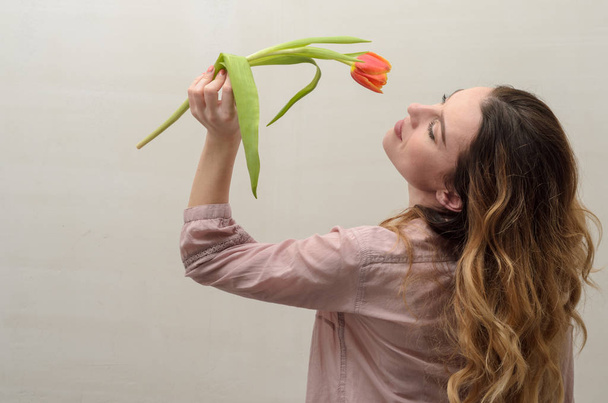 Молода чарівна дівчина з букетом квітів різнокольорові тюльпани
 - Фото, зображення