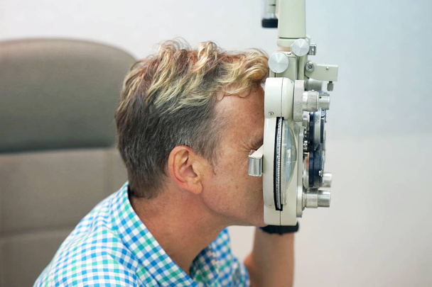 man checks his vision on the machine - Foto, imagen