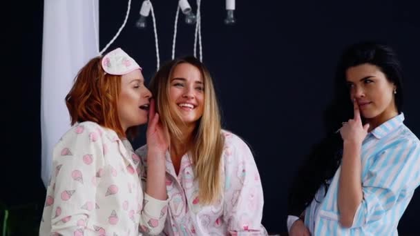 Fiesta de pijama para mujer, tres chicas hermosas y sexy ríen y bailan en la cama. Celebra una despedida de soltera. Fiesta de pijama
 - Imágenes, Vídeo