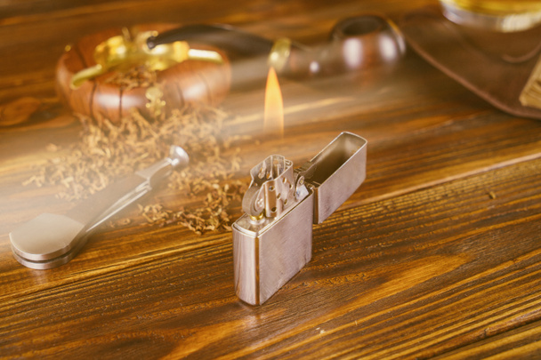 Курительная трубка, виски и ноутбук
 - Фото, изображение