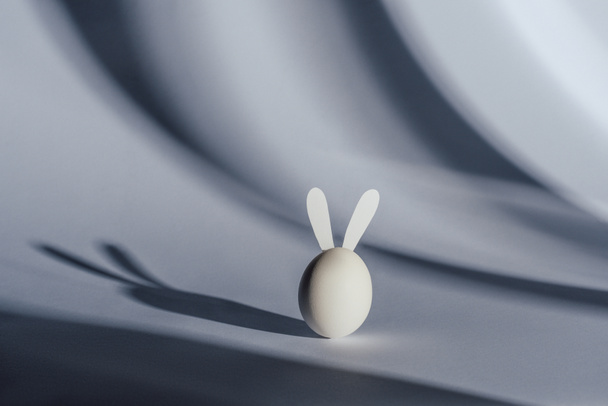 uovo di Pasqua bianco con orecchie di coniglio
 - Foto, immagini