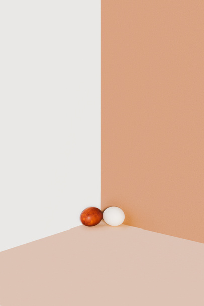húsvéti tojások csirke a bézs és fehér minimalista háttere - Fotó, kép