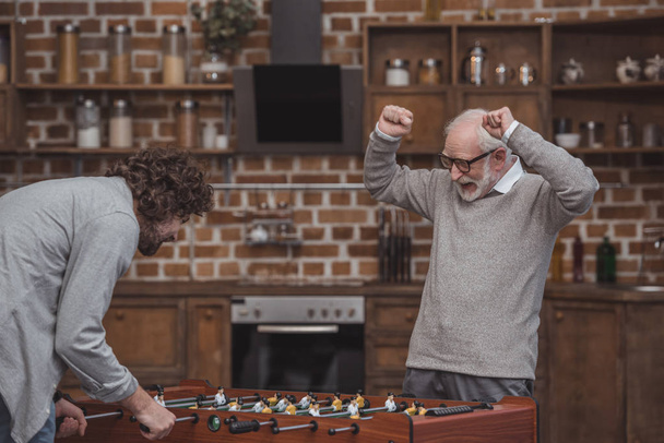 Father and son playing foosball - Fotografie, Obrázek