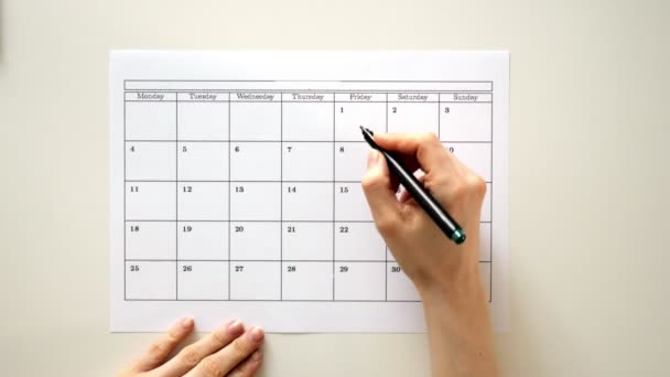Υπογράψει την ημέρα στο ημερολόγιο με πένα, σχεδιάστε ένα τσιμπούρι - Πλάνα, βίντεο