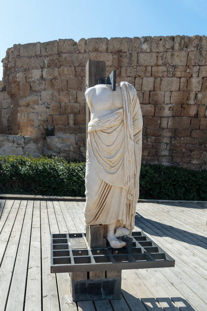 Частично сохранившаяся статуя белого мрамора в разрушенном городе Кесария в Израиле
. - Фото, изображение
