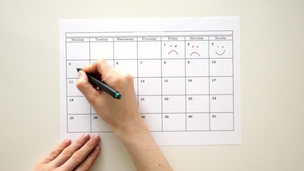 Podepsat den v kalendáři s perem, nakreslit úsměv - Záběry, video