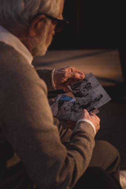 Senior man looking at old photos - Foto, Imagem