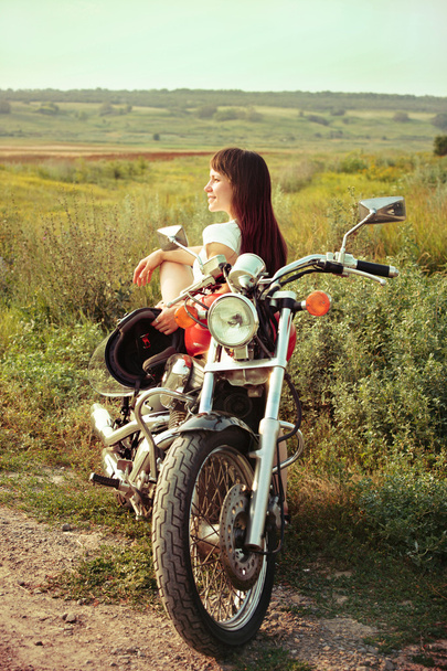 Jeune femme motard sur la route de campagne
 - Photo, image