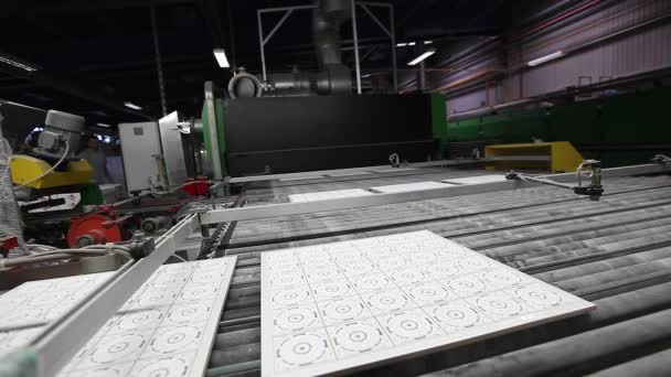 Fabrication de carreaux de céramique, Ligne automatisée pour la production de carreaux de céramique, Indors
 - Séquence, vidéo