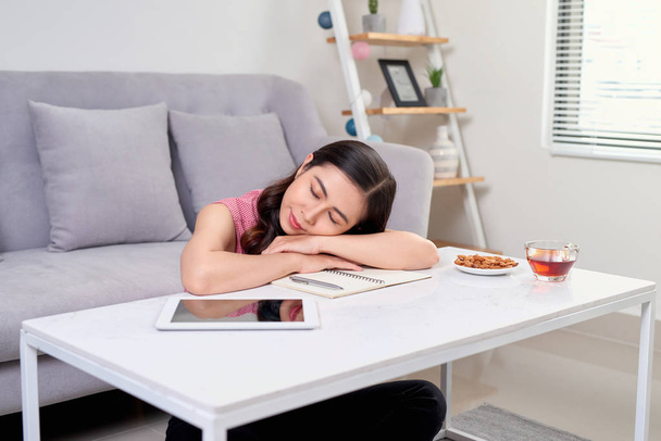Moe van overwerkte vrouw rust na werken schrijven notities - Foto, afbeelding