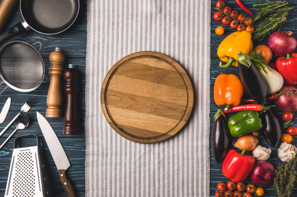 vista superior de utensilio para cocinar y verduras en mesa de madera
 - Foto, Imagen