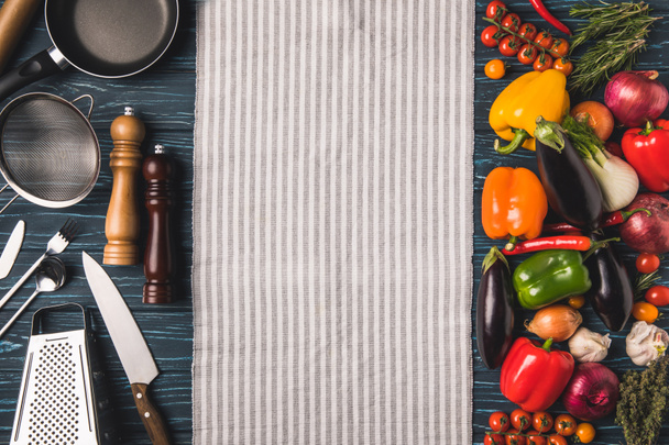 pohled shora na nádobí pro vaření a zeleninu na dřevěný stůl - Fotografie, Obrázek