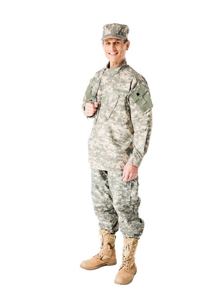 Soldado del ejército sonriente en uniforme aislado en blanco
 - Foto, Imagen