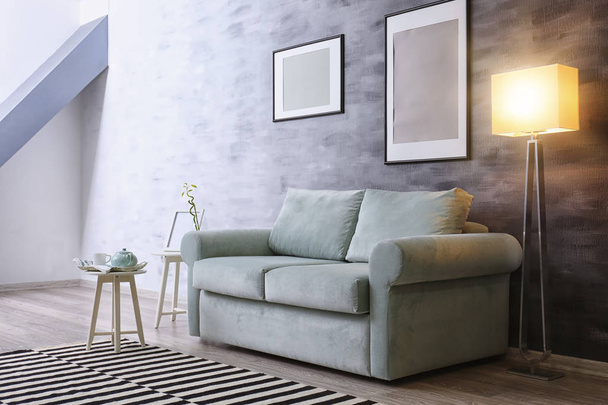 Красивый интерьер комнаты с удобным диваном
 - Фото, изображение
