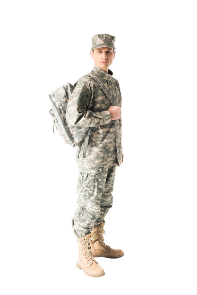 Szép katona egyenruhában, gazdaság, elszigetelt fehér hátizsák - Fotó, kép