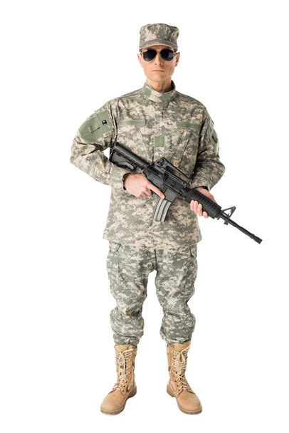 Żołnierz armii w mundurze, trzymając pistolet na białym tle - Zdjęcie, obraz