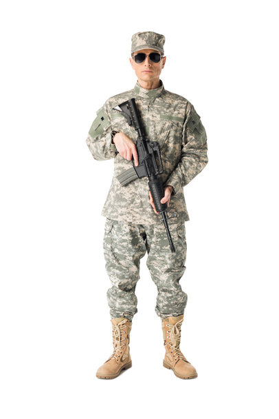 Soldado del ejército serio con arma aislada en blanco
 - Foto, imagen
