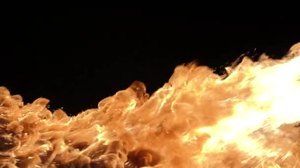 Zwolnionym tempie realistyczne fire Blast na czarnym tle - Materiał filmowy, wideo