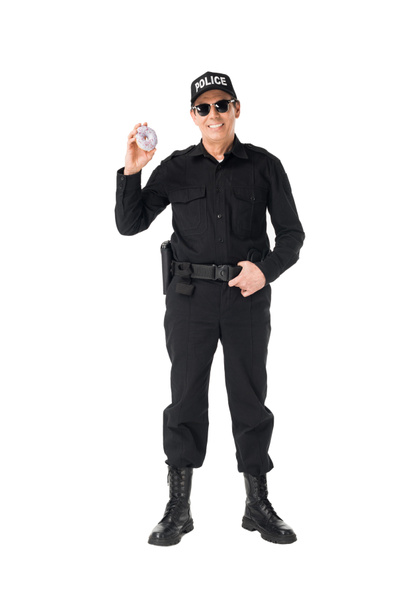 Lächelnder Polizist in Uniform mit Donut auf weißem Hintergrund - Foto, Bild