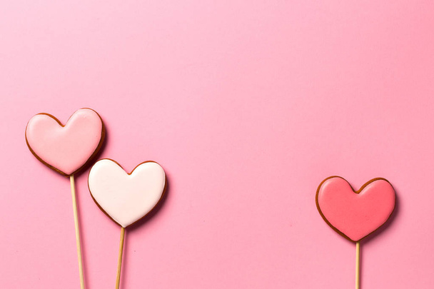 Gingerbread hearts isolated on pink background - Foto, imagen