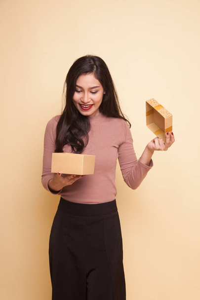 Joven mujer asiática abrir una caja de regalo
. - Foto, Imagen