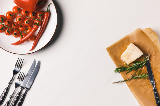 白いテーブルの上の野菜とチーズのトップ ビュー - 写真・画像