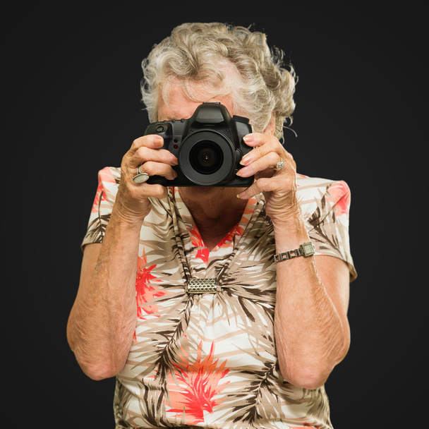 Зрелая женщина, фотографирующая
 - Фото, изображение