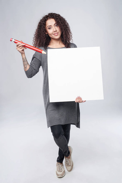 Curly woman with whiteboard - Фото, зображення