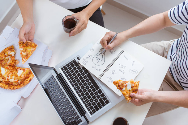 ランチと人々 の概念。オフィスでピザを食べて幸せなビジネス チーム - 写真・画像