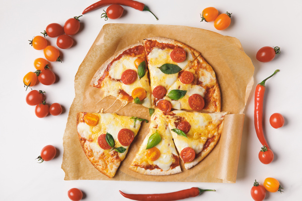 Beyaz masada iştah açıcı lezzetli ev yapımı pizza Üstten Görünüm - Fotoğraf, Görsel