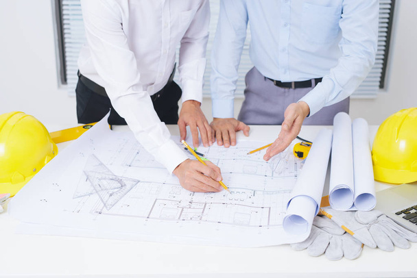 Építész mérnök, építészeti projekt terv az asztalnál megvitatása  - Fotó, kép