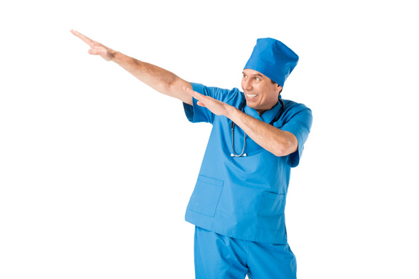 Médico sonriente en uniforme divirtiéndose aislado en blanco
 - Foto, Imagen