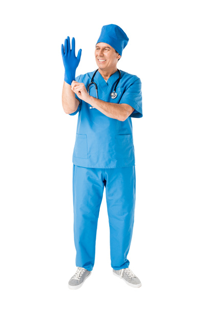 Médecin souriant portant un gant médical isolé sur blanc
 - Photo, image