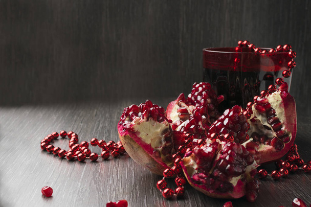 Granaatappel samenstelling met rode kralen, granaatappel, juce - Foto, afbeelding