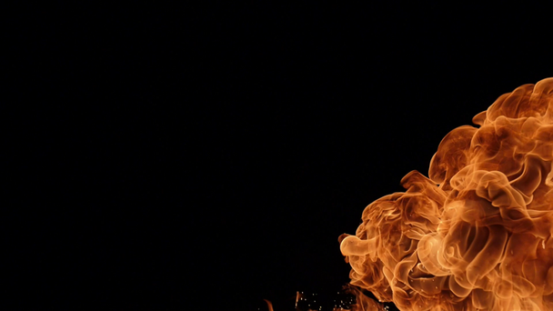 Zeitlupe realistischer Feuerstoß auf schwarzem Hintergrund - Filmmaterial, Video